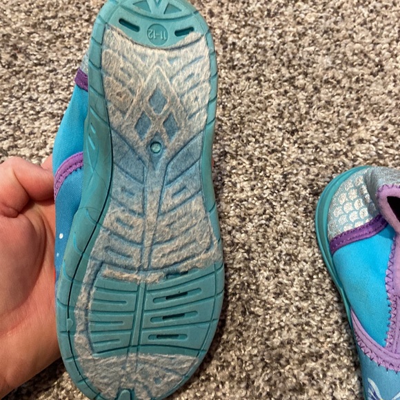 11–12 little girls,swim shoes-perfect for the lake/ ocean Disney little mermaid - Picture 8 of 13